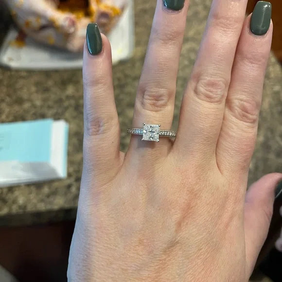 1.5 CT white gold Charles and Colvard Engagement ring - Picture 3 of 9